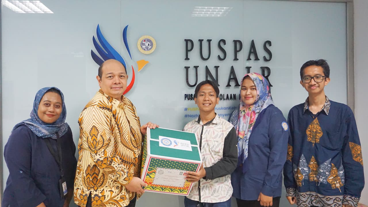 PUSPAS UNAIR Salurkan Bingkisan bagi Mahasiswa Terdampak Banjir Sumatera
