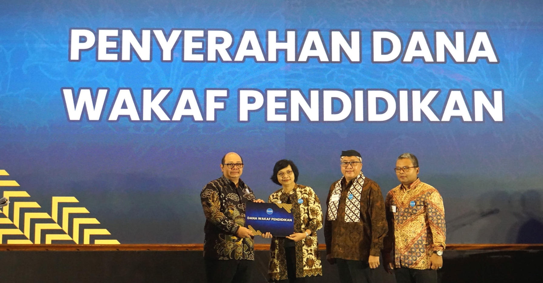 Penyerahan wakaf pendidikan dari IKAFE UNAIR, sebagai wujud komitmen alumni terhadap pendidikan di Universitas Airlangga